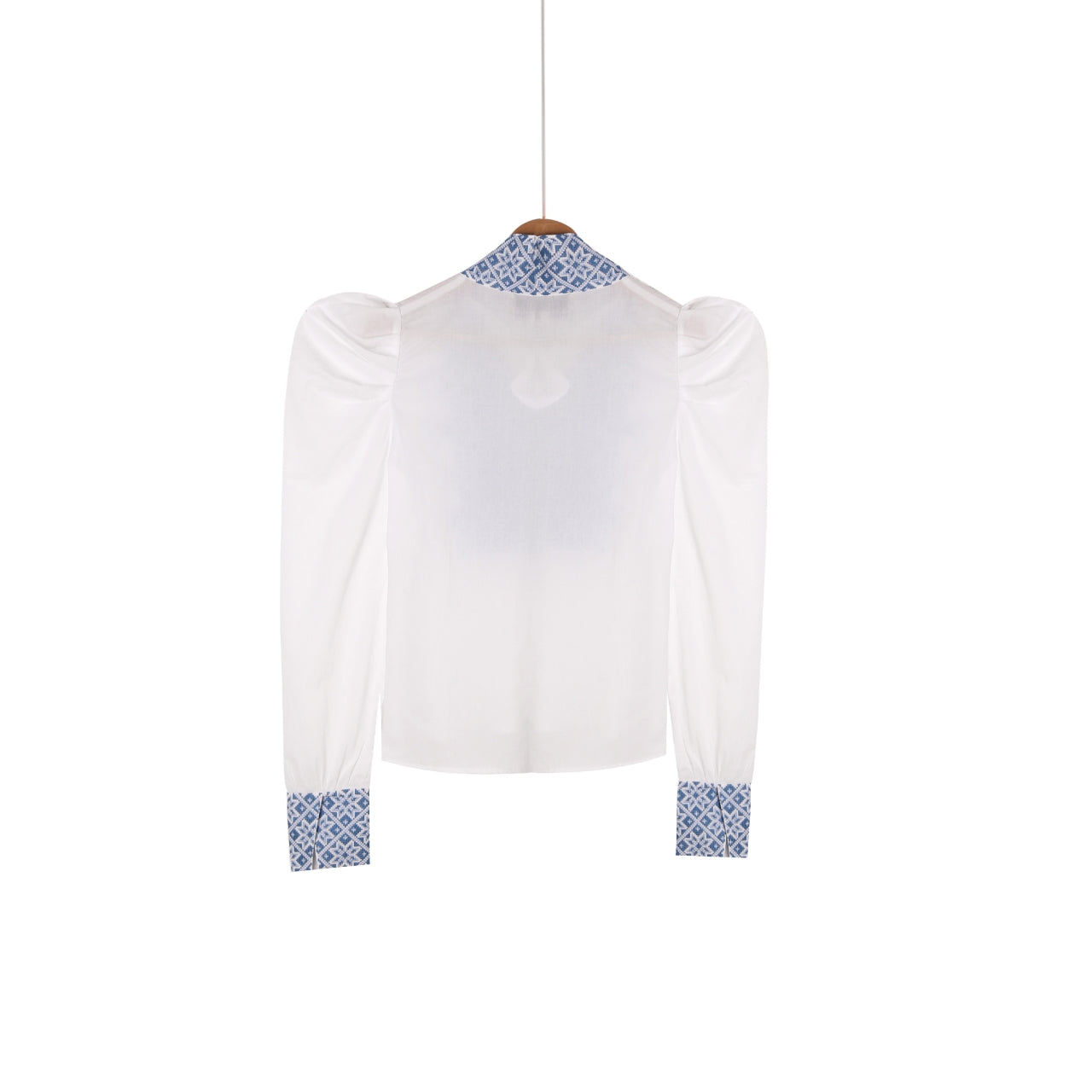 Drömblusen Vit med Blå Broderi