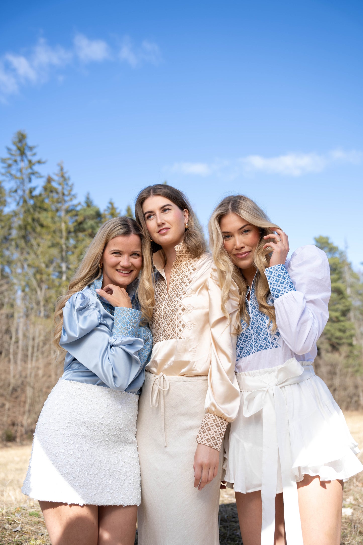 Drömblusen Vit med Blå Broderi