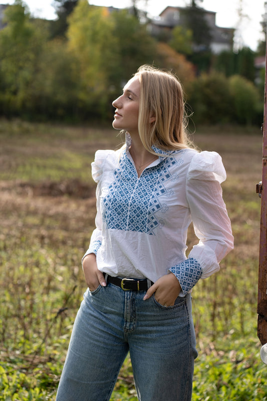 Drömblusen Vit med Blå Broderi