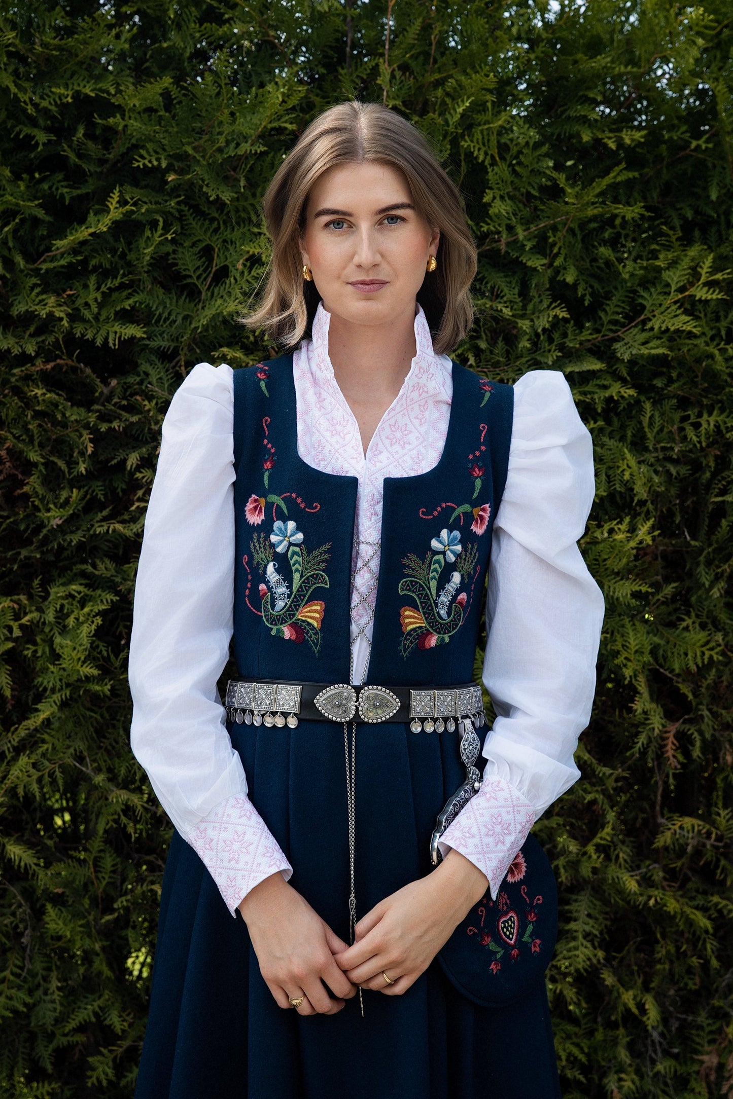 Drömblusen Vit med Rosa Broderi