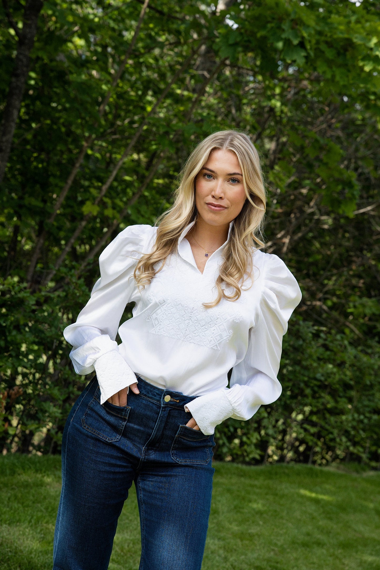 Drömblusen i vitt med vitt broderat siden