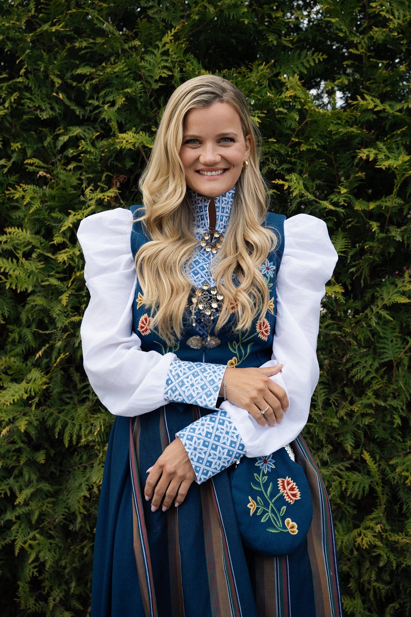 Drömblusen Vit med Blå Broderi