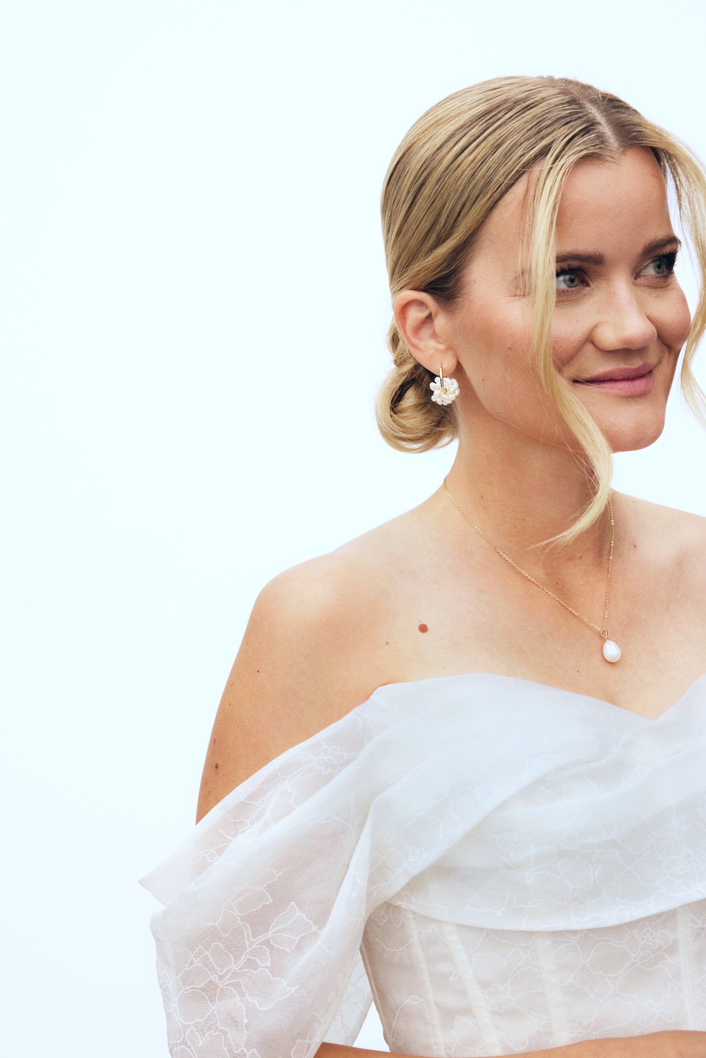 Örhängen i förgyllt silver med sötvattenspärlor