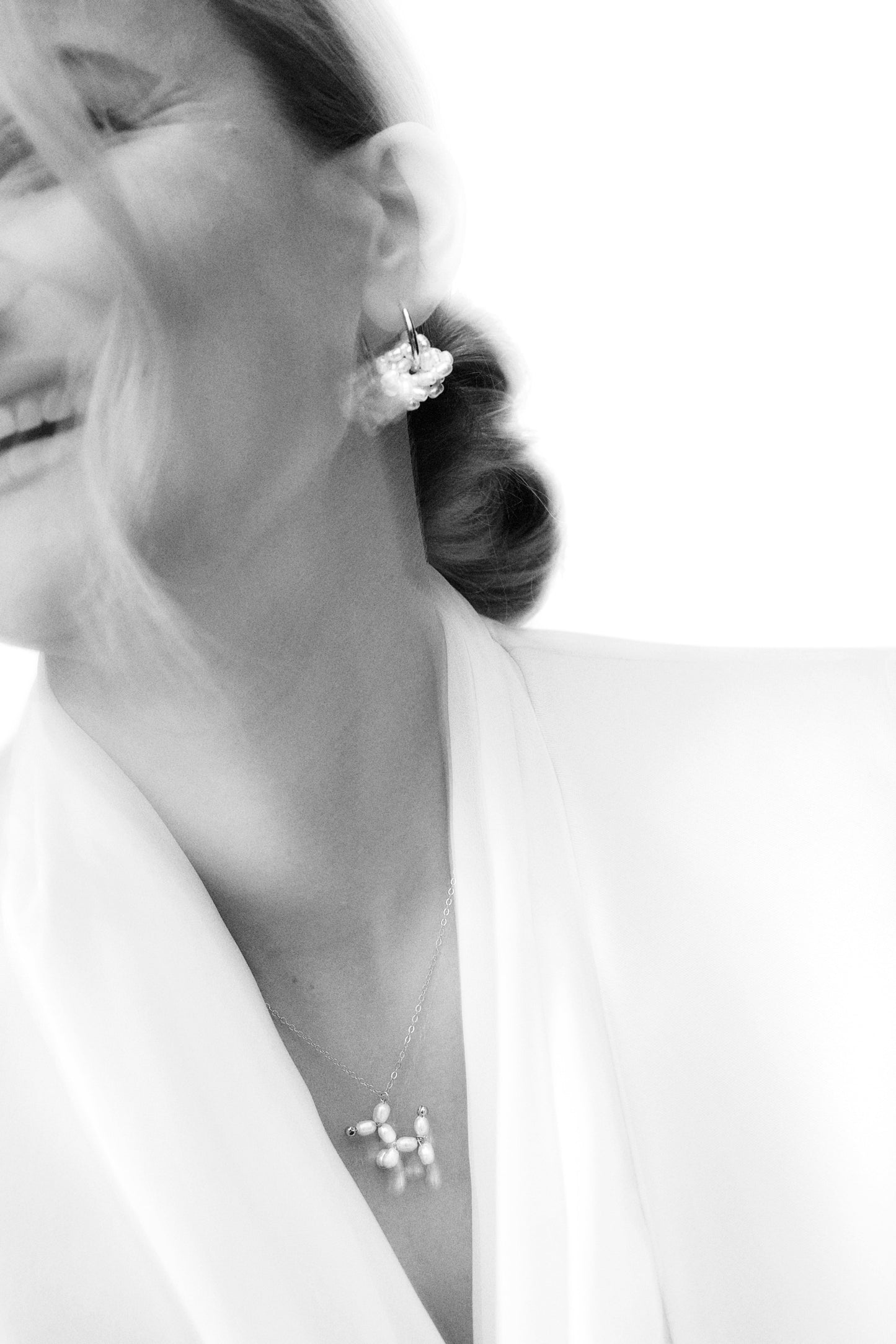 Hund gjord av sötvattenspärlor och förgyllt silver