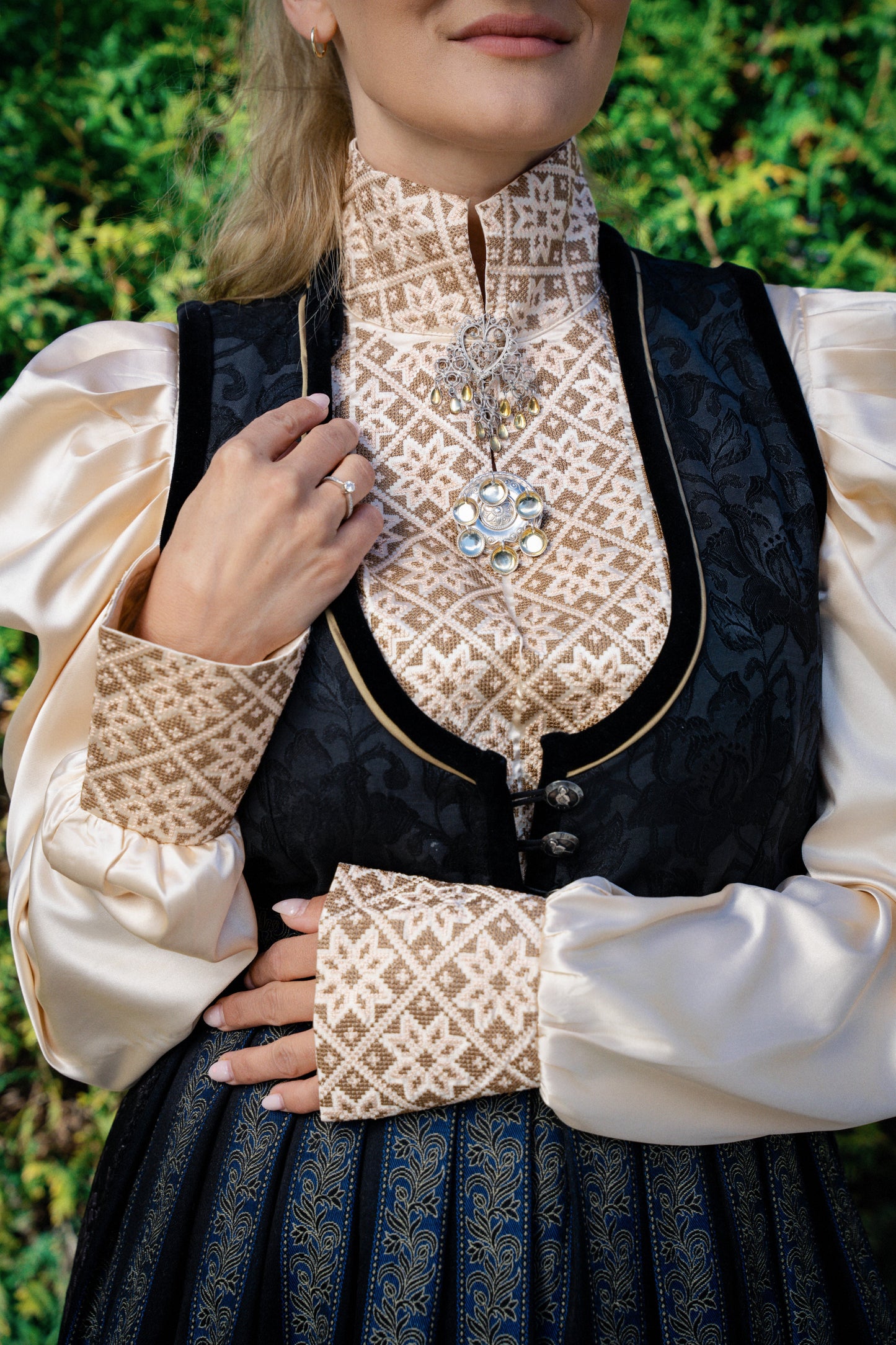 Drömblusen champagne siden