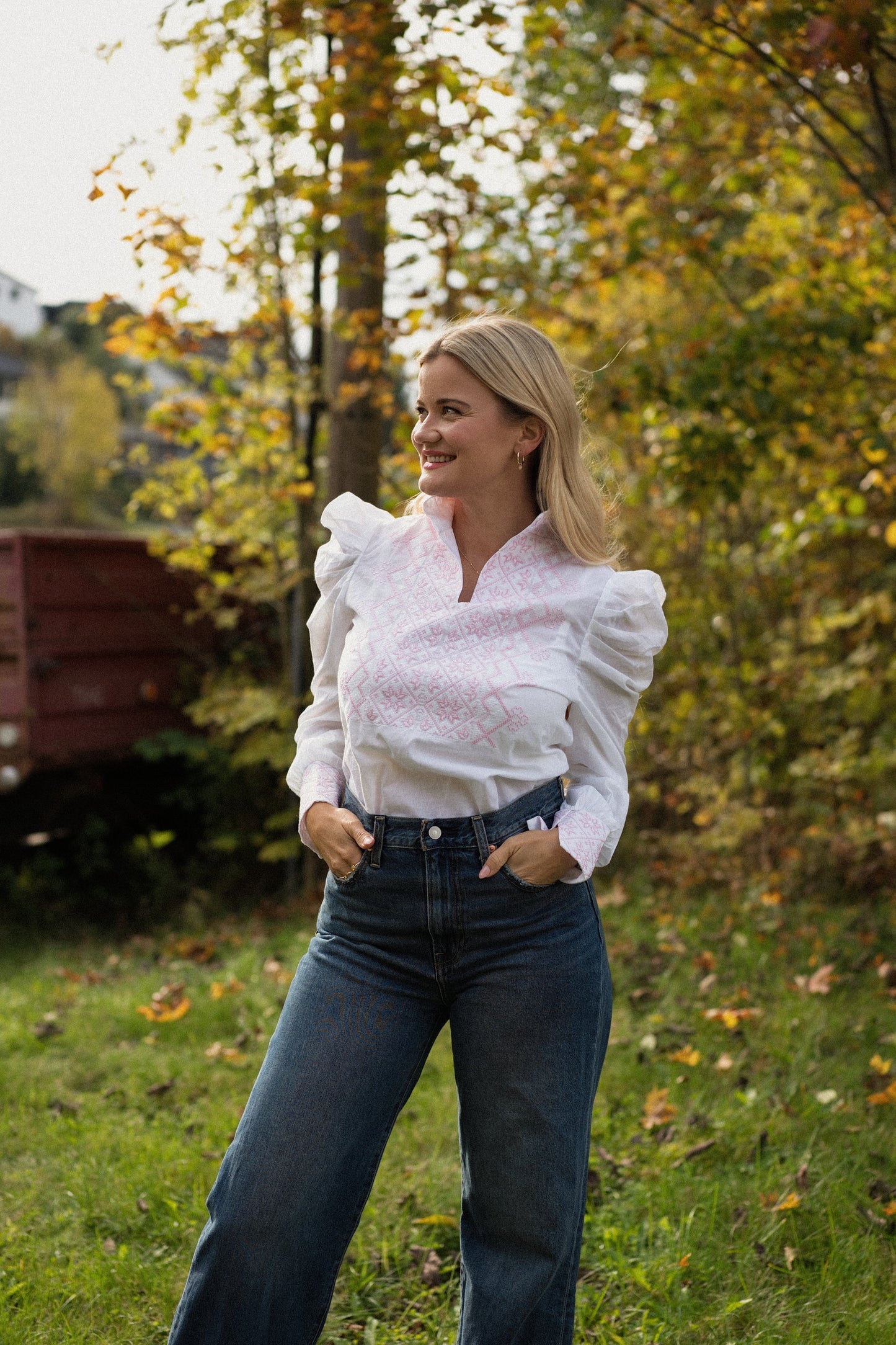 Drömblusen Vit med Rosa Broderi