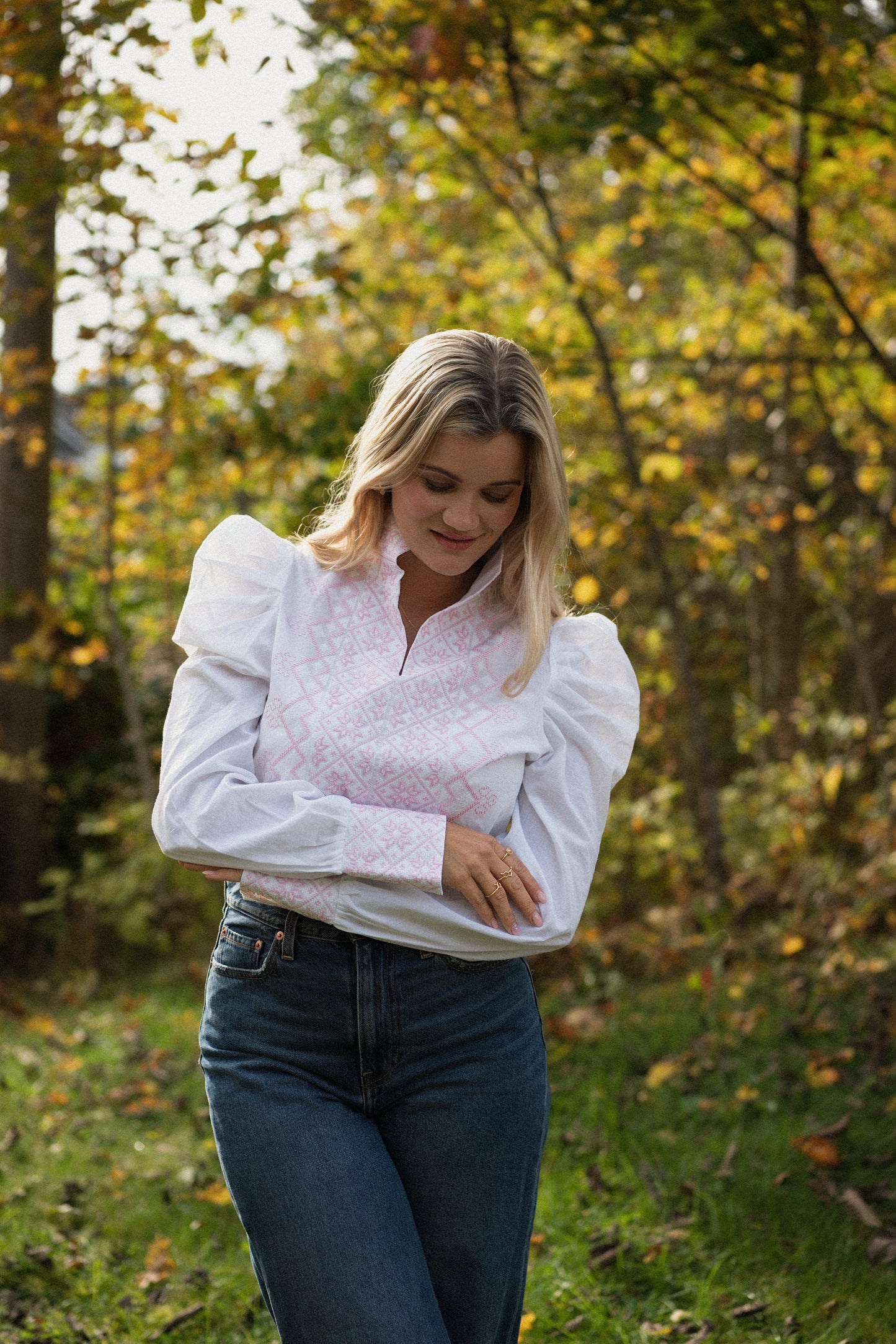 Drömblusen Vit med Rosa Broderi
