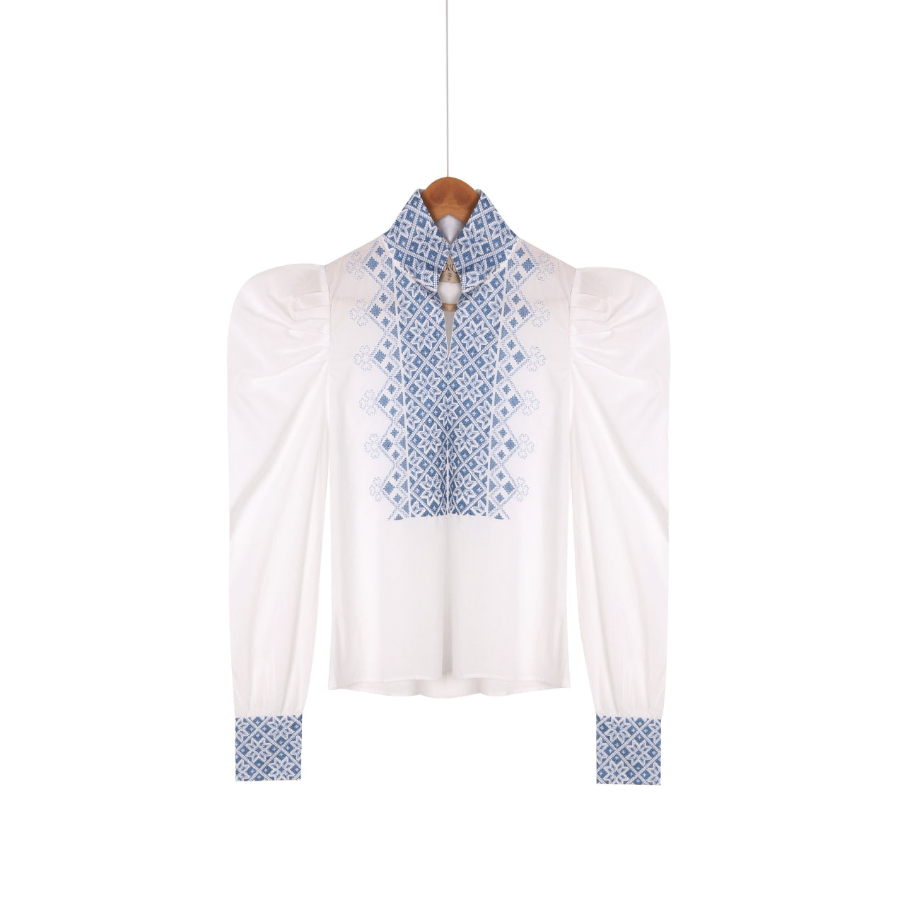 Drömblusen Vit med Blå Broderi